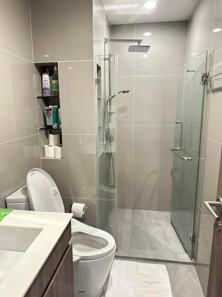 Selling Ideo Mobi Asoke 1-bedroom, 1-bathroom unit on the 11th floor. Fully furnished with complete amenities. Book now!