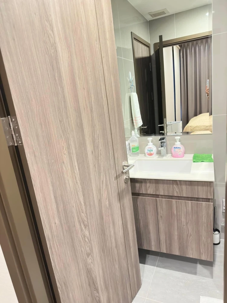 Selling Ideo Mobi Asoke 1-bedroom, 1-bathroom unit on the 11th floor. Fully furnished with complete amenities. Book now!