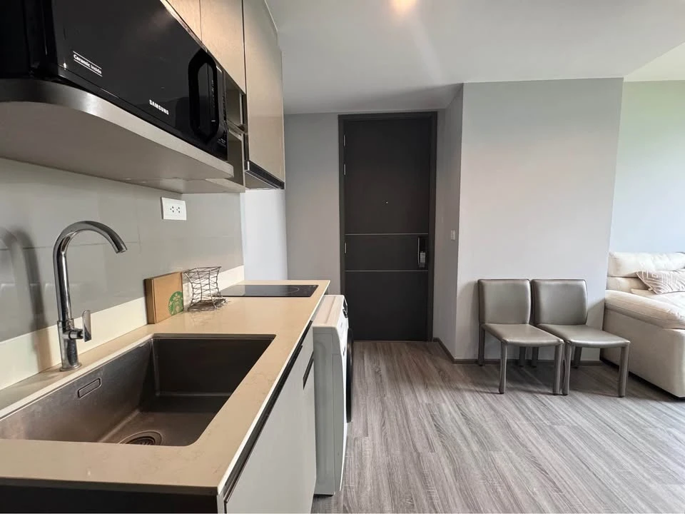 Selling Ideo Mobi Rangnam, 21st floor, corner unit. High floor, unobstructed view, overlooking the garden. Quiet and peaceful, not crowded. Book now!