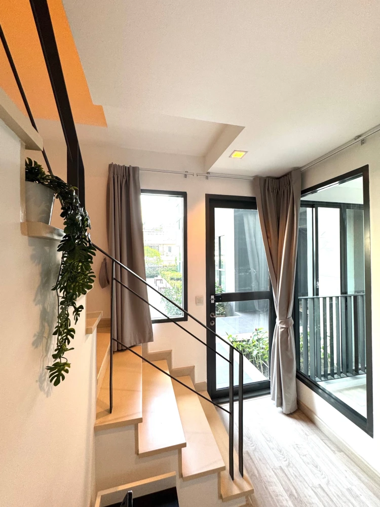 Selling Ideo Mobi Sathorn, 6th floor, duplex unit (2 floors), fully furnished. Book now!