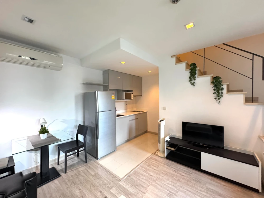 Selling Ideo Mobi Sathorn, 6th floor, duplex unit (2 floors), fully furnished. Book now!
