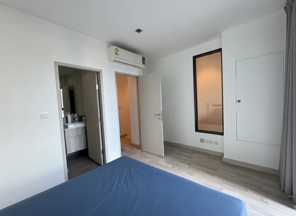 Selling Ideo Mobi Sathorn, 6th floor, duplex unit (2 floors), fully furnished. Book now!