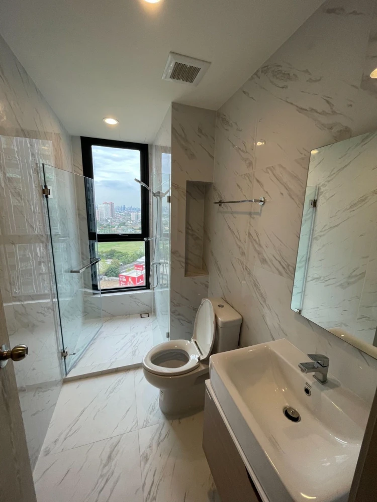 For sale: Ideo Mobi Sukhumvit East Point, 1 bedroom, 1 bathroom, stunningly decorated, with beautiful wallpaper, fully furnished, don't miss out.