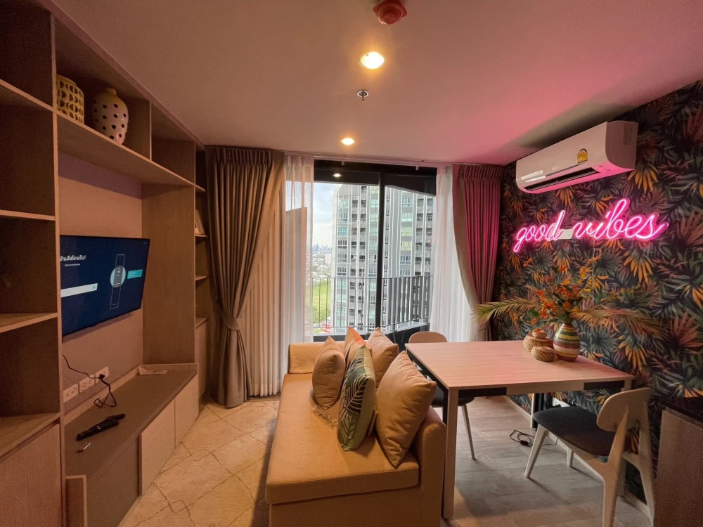 For sale: Ideo Mobi Sukhumvit East Point, 1 bedroom, 1 bathroom, stunningly decorated, with beautiful wallpaper, fully furnished, don't miss out.