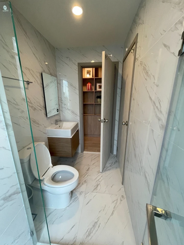 For sale: Ideo Mobi Sukhumvit East Point, 1 bedroom, 1 bathroom, stunningly decorated, with beautiful wallpaper, fully furnished, don't miss out.