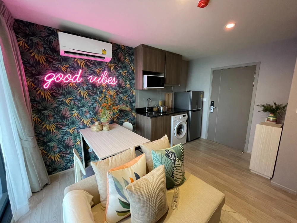 For sale: Ideo Mobi Sukhumvit East Point, 1 bedroom, 1 bathroom, stunningly decorated, with beautiful wallpaper, fully furnished, don't miss out.