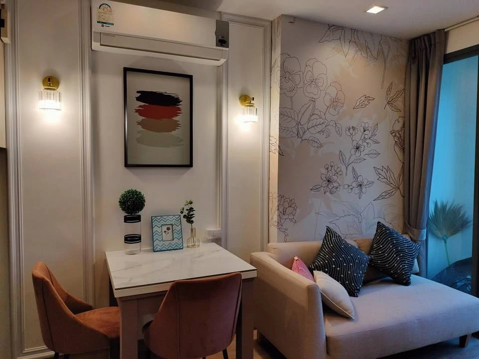 For sale: Ideo Mobi Sukhumvit, 19th floor, comes with complete furniture and appliances. Reserve now, don't wait.