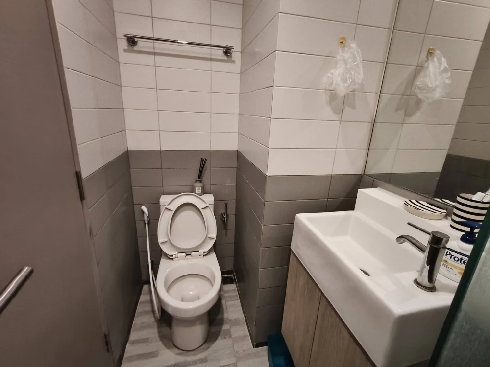 Selling IDEO mobi sukhumvit, 8th floor, pool view, ready to move in immediately. Fully furnished. Located away from the elevator and garbage room.
