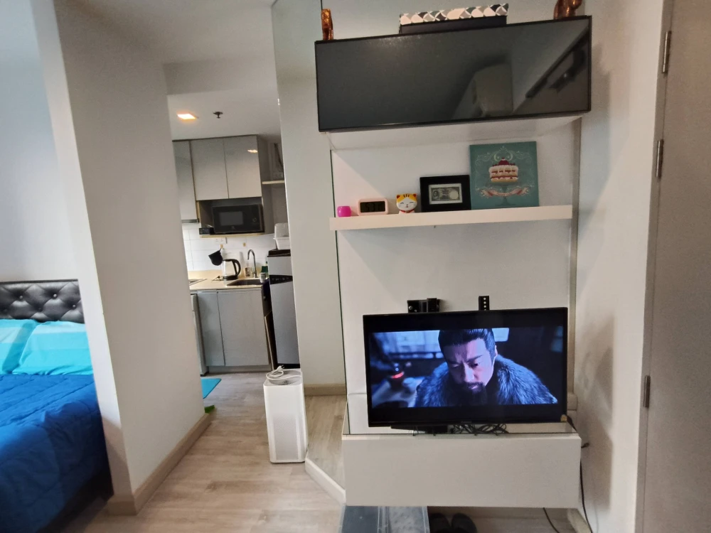 Selling IDEO mobi sukhumvit, 8th floor, pool view, ready to move in immediately. Fully furnished. Located away from the elevator and garbage room.