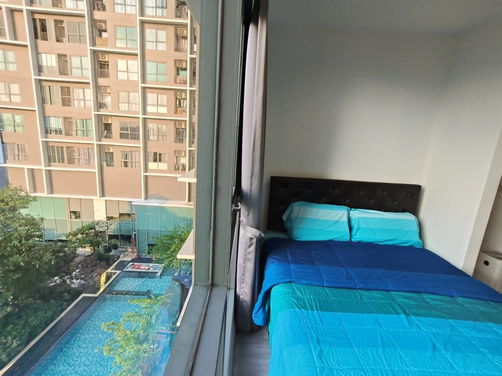 Selling IDEO mobi sukhumvit, 8th floor, pool view, ready to move in immediately. Fully furnished. Located away from the elevator and garbage room.