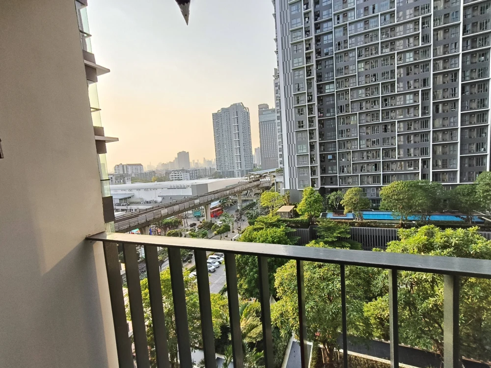 Selling IDEO mobi sukhumvit, 8th floor, pool view, ready to move in immediately. Fully furnished. Located away from the elevator and garbage room.