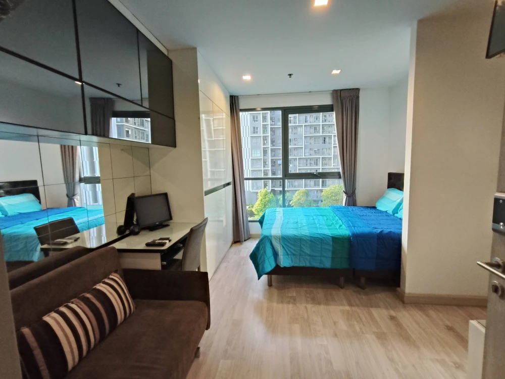Selling IDEO mobi sukhumvit, 8th floor, pool view, ready to move in immediately. Fully furnished. Located away from the elevator and garbage room.