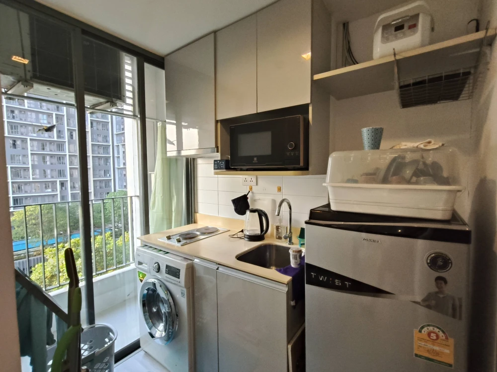 Selling IDEO mobi sukhumvit, 8th floor, pool view, ready to move in immediately. Fully furnished. Located away from the elevator and garbage room.