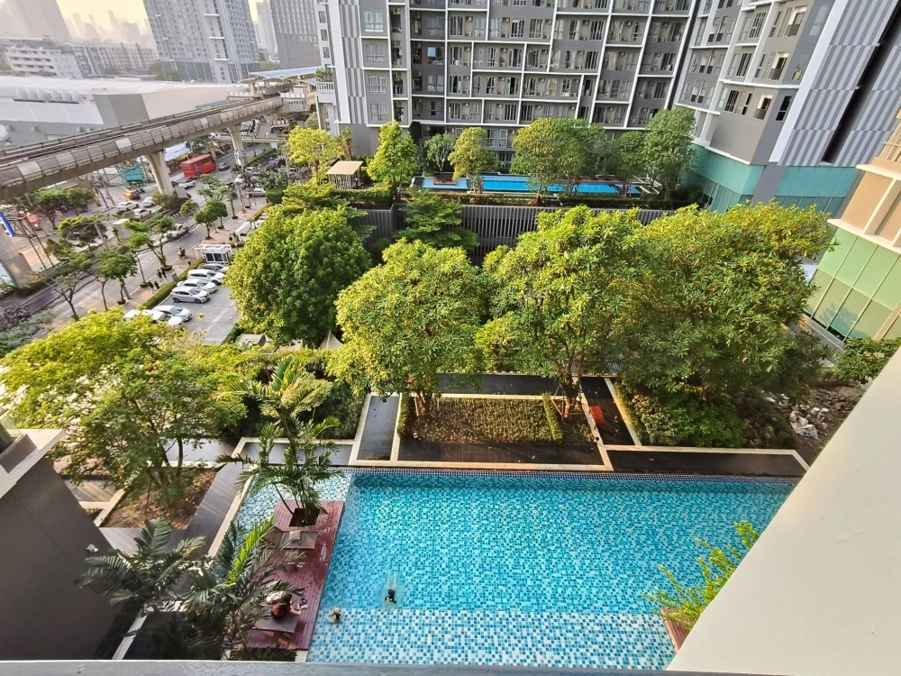 Selling IDEO mobi sukhumvit, 8th floor, pool view, ready to move in immediately. Fully furnished. Located away from the elevator and garbage room.
