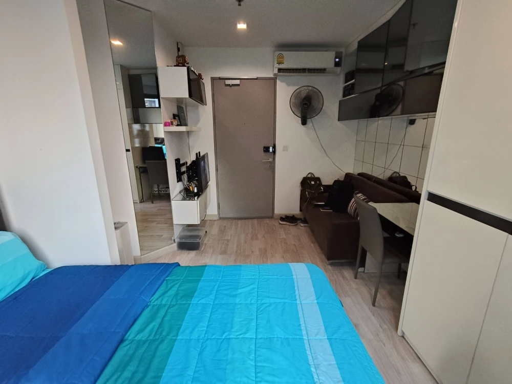 Selling IDEO mobi sukhumvit, 8th floor, pool view, ready to move in immediately. Fully furnished. Located away from the elevator and garbage room.
