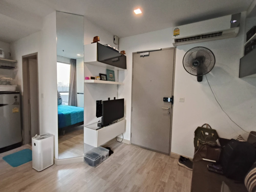 Selling IDEO mobi sukhumvit, 8th floor, pool view, ready to move in immediately. Fully furnished. Located away from the elevator and garbage room.