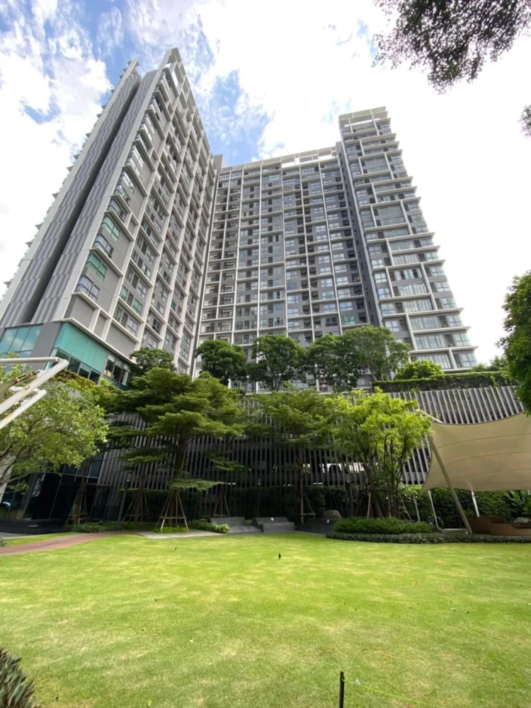 Selling Ideo Mobi Sukhumvit condo. Nice unit, fully furnished, high floor, beautiful view. Book now!