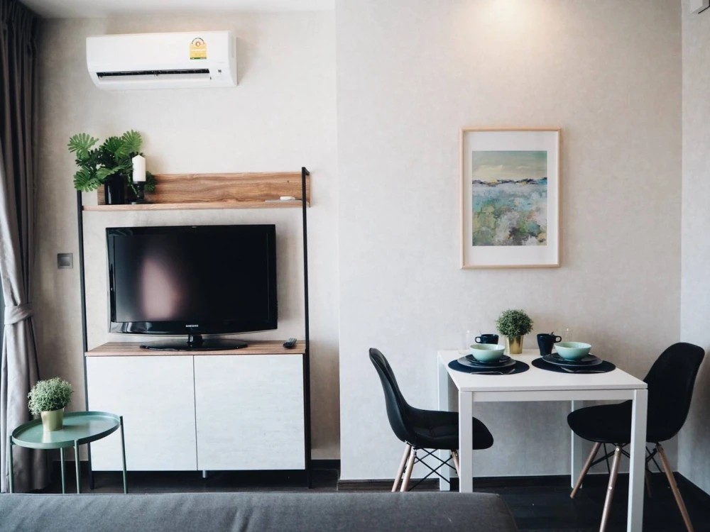 Selling IDEO Q Siam–Ratchatewi condo. Nice unit, fully furnished, high floor, beautiful view. Book now!