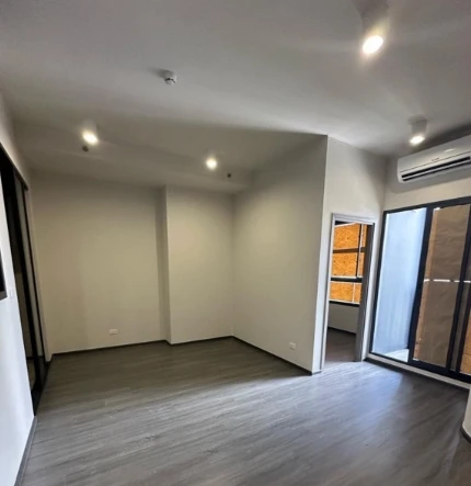 Selling Ideo Sukhumvit - Rama 4, 2 bedrooms, unfurnished, bright and airy. Interested buyers should reserve now!