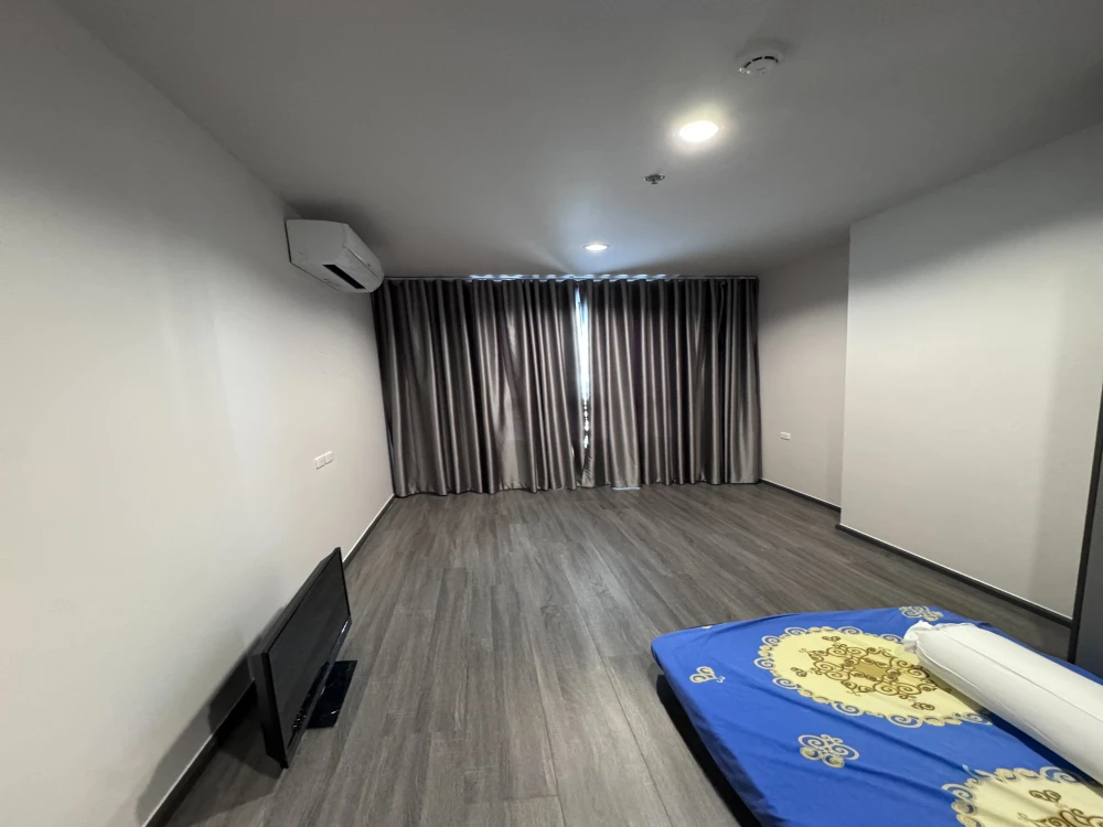 Selling Ideo Sukhumvit - Rama 4, 11th floor unit with spacious living area, excellent location, and convenient transportation. Don't miss out!