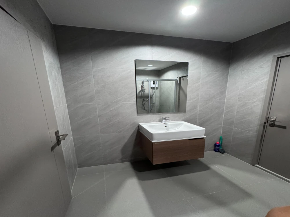 Selling Ideo Sukhumvit - Rama 4, 11th floor unit with spacious living area, excellent location, and convenient transportation. Don't miss out!