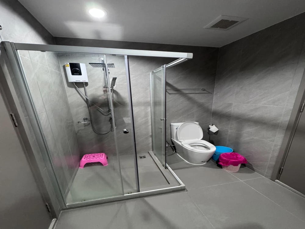 Selling Ideo Sukhumvit - Rama 4, 11th floor unit with spacious living area, excellent location, and convenient transportation. Don't miss out!