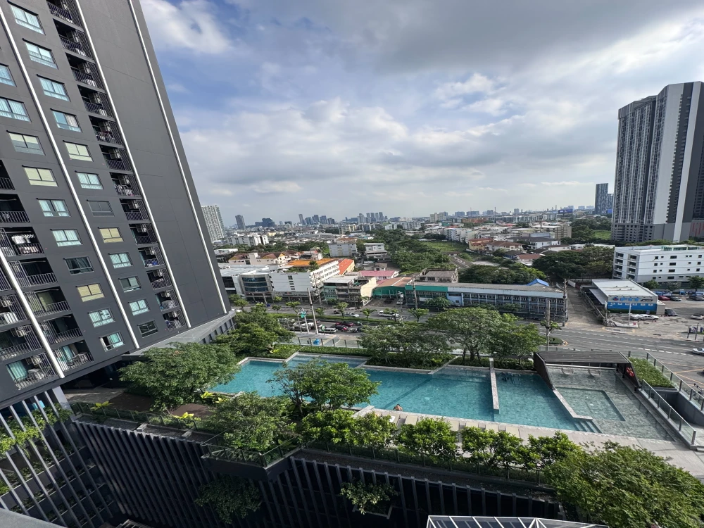 Selling Ideo Sukhumvit - Rama 4, 11th floor unit with spacious living area, excellent location, and convenient transportation. Don't miss out!