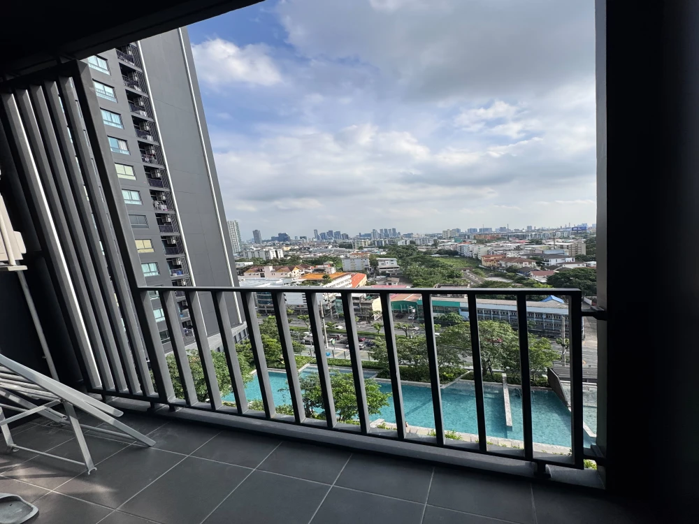 Selling Ideo Sukhumvit - Rama 4, 11th floor unit with spacious living area, excellent location, and convenient transportation. Don't miss out!