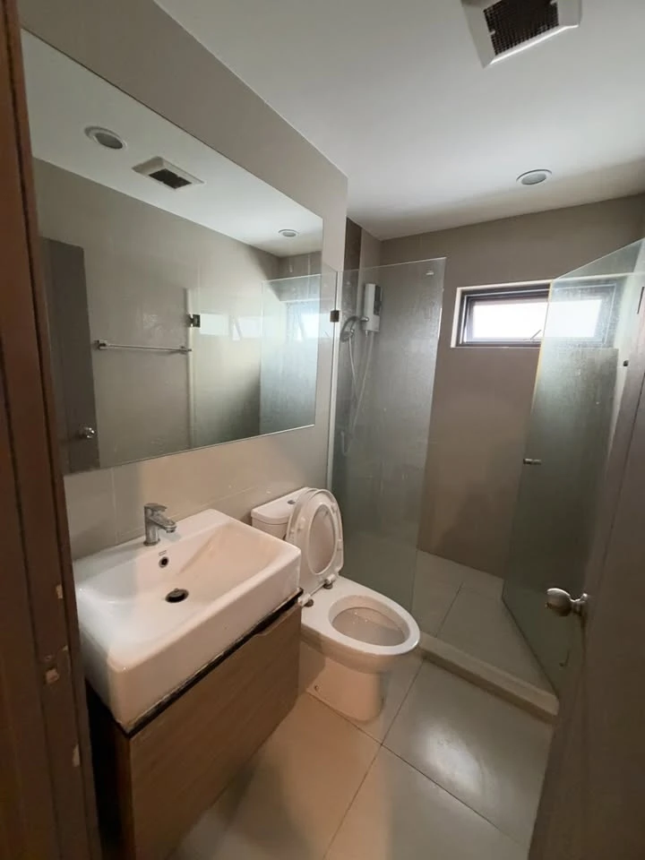For sale: Unit at IDEO Thaphra Interchange, located on the 17th floor with a beautiful view. The unit comes unfurnished, allowing you to decorate it t