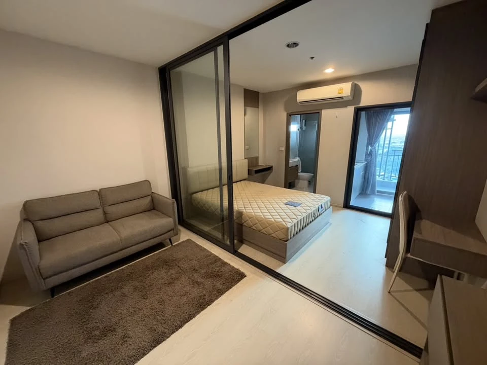 For sale: Unit at IDEO Thaphra Interchange, located on the 17th floor with a beautiful view. The unit comes unfurnished, allowing you to decorate it t