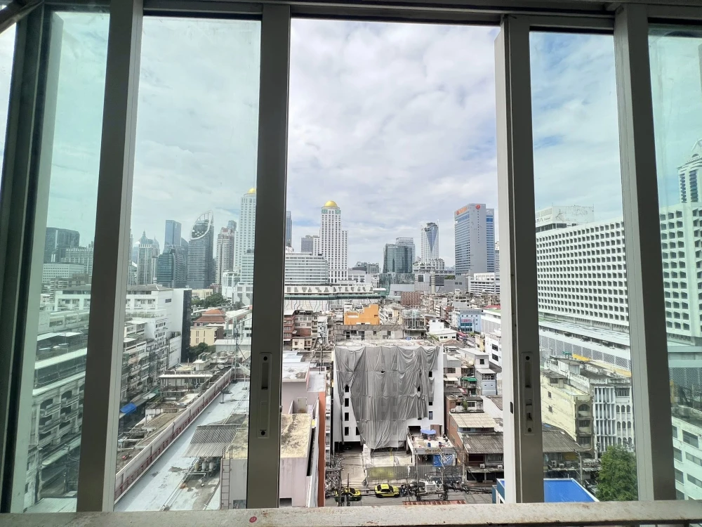 For sale: Ideo Verve Ratchaprarop, spacious room with plenty of usable space, comes fully furnished and equipped with amenities. Don't miss out!
