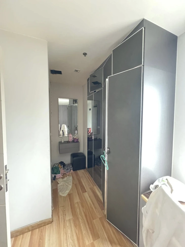 For sale: Ideo Verve Ratchaprarop, spacious room with plenty of usable space, comes fully furnished and equipped with amenities. Don't miss out!