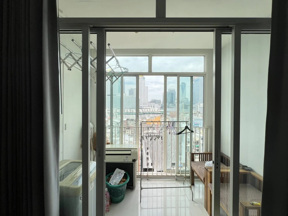 For sale: Ideo Verve Ratchaprarop, spacious room with plenty of usable space, comes fully furnished and equipped with amenities. Don't miss out!