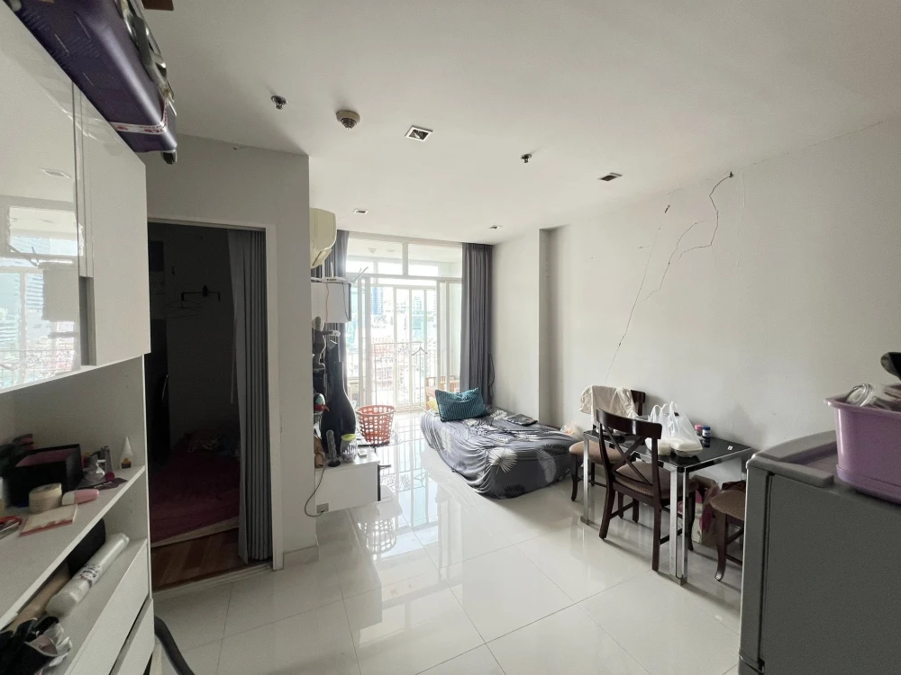 For sale: Ideo Verve Ratchaprarop, spacious room with plenty of usable space, comes fully furnished and equipped with amenities. Don't miss out!