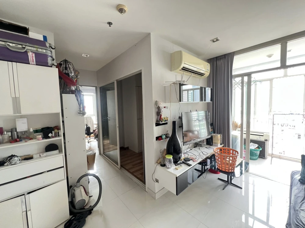 For sale: Ideo Verve Ratchaprarop, spacious room with plenty of usable space, comes fully furnished and equipped with amenities. Don't miss out!