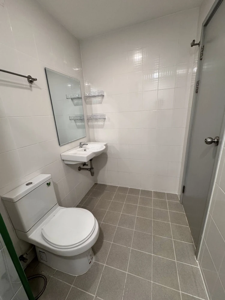 For sale Ideo Wutthakat 1 bedroom 1 bathroom, comes with furniture and complete facilities. Hurry and reserve now!