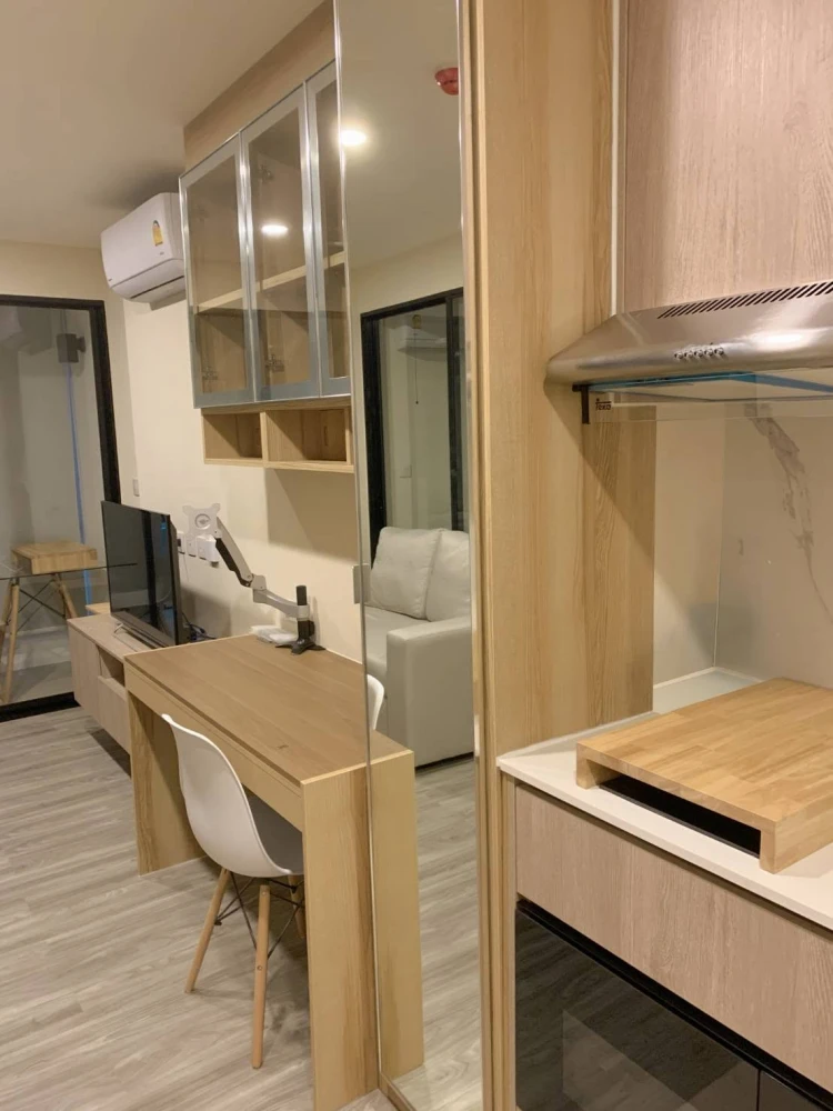 Selling IKON SUKHUMVIT 77, pool view, high-quality built-in furniture. Move in now, don't wait!