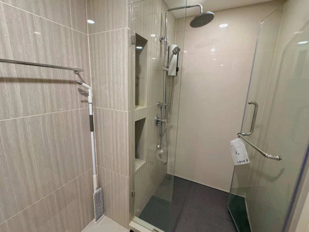 Selling IKON SUKHUMVIT 77, pool view, high-quality built-in furniture. Move in now, don't wait!