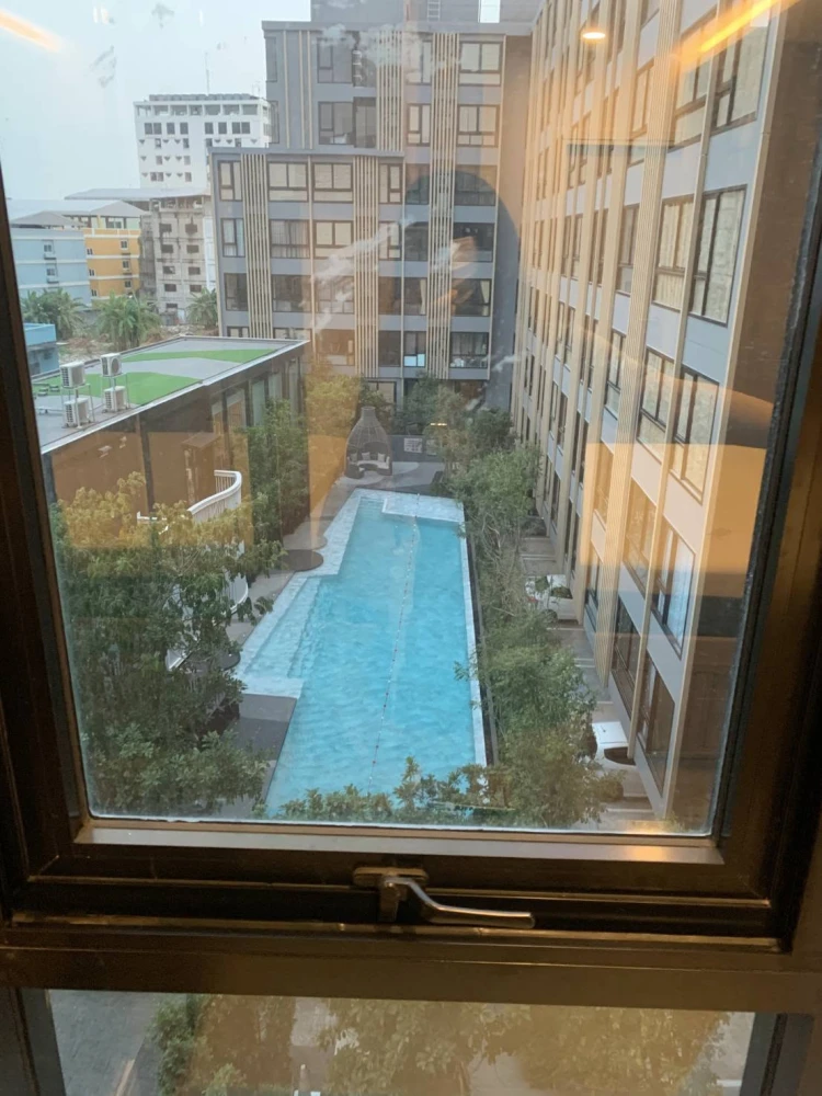 Selling IKON SUKHUMVIT 77, pool view, high-quality built-in furniture. Move in now, don't wait!