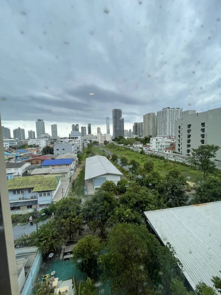 For sale: IKON Sukhumvit 77, 1 bedroom, 1 bathroom, closed kitchen, garden view, fully furnished + appliances. Don't miss out!