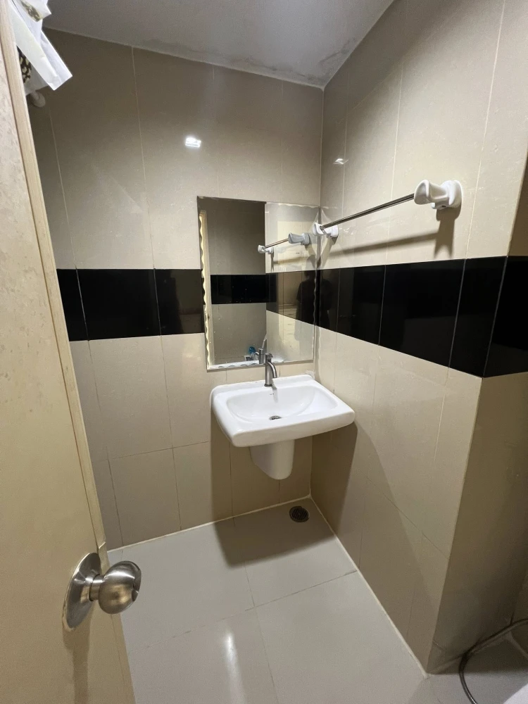 Selling Iris Avenue Onnuch – Wongwan, 5th floor unit. Great location, beautiful unblocked view. What are you waiting for?