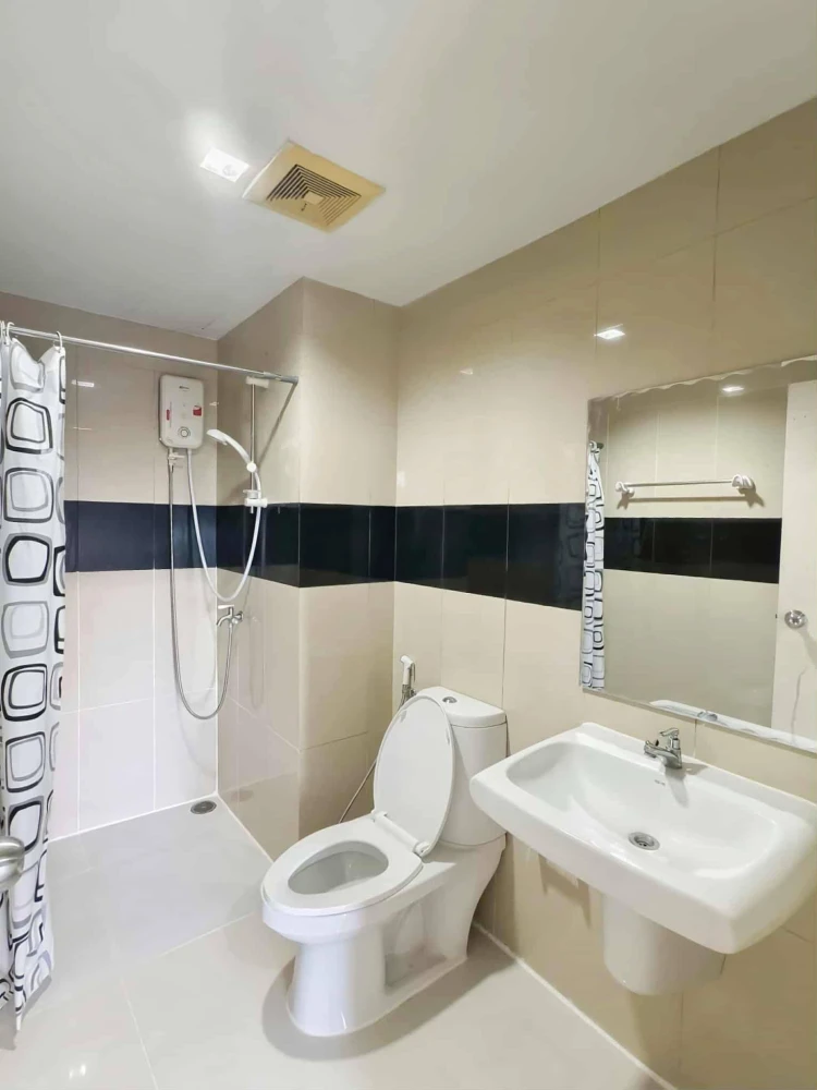 Selling Iris Avenue Onnuch – Wongwan condo. Nice unit, low floor, furnished, close to the airport. Book now before it's too late!!!