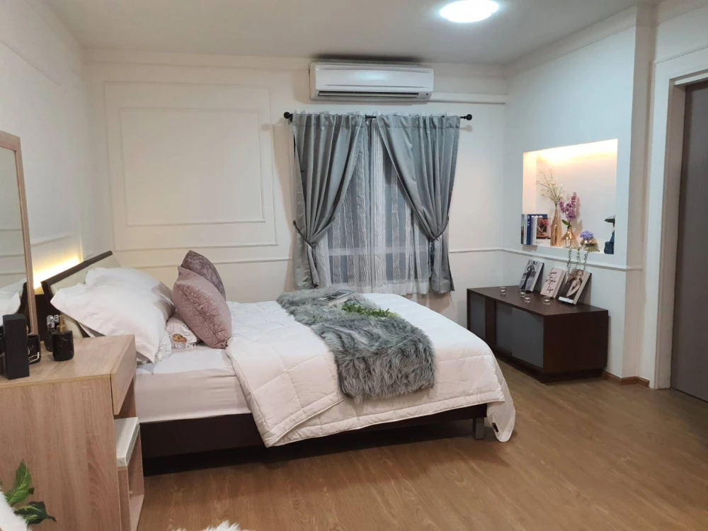 For sale: IRIS Avenue On Nut - Wongwaen, has a balcony, lots of wind flowing in, fully furnished, making the room warm, comfortable, and very homey. B