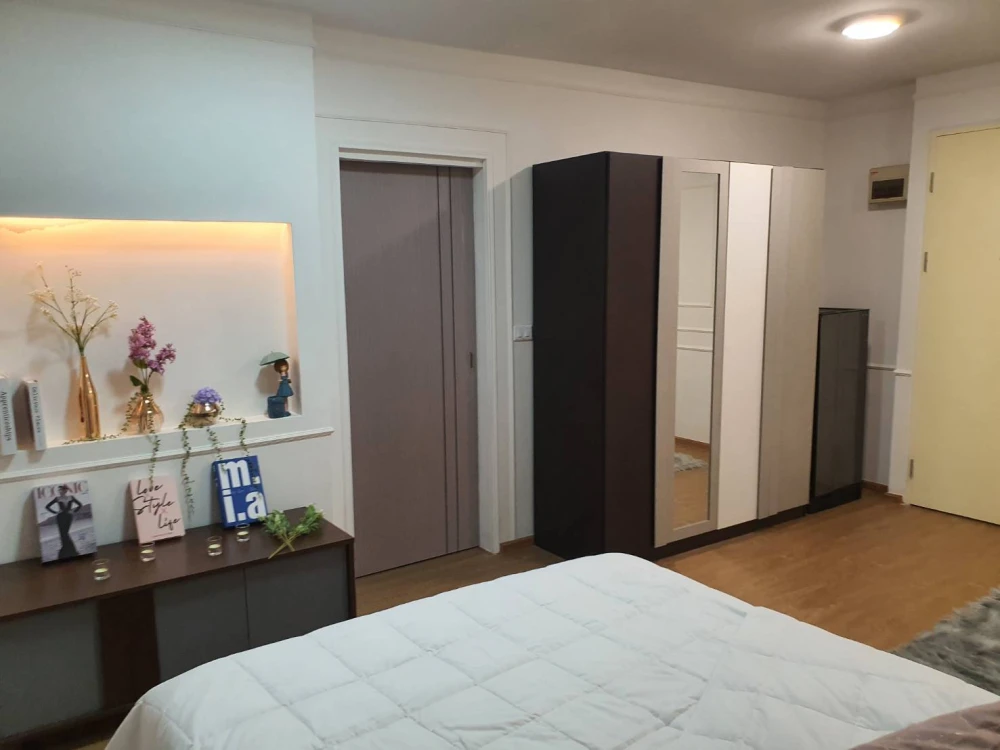 For sale: IRIS Avenue On Nut - Wongwaen, has a balcony, lots of wind flowing in, fully furnished, making the room warm, comfortable, and very homey. B