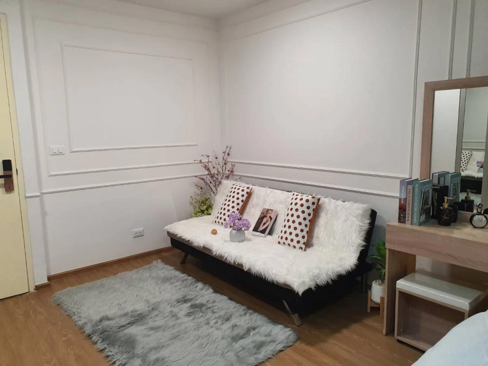 For sale: IRIS Avenue On Nut - Wongwaen, has a balcony, lots of wind flowing in, fully furnished, making the room warm, comfortable, and very homey. B