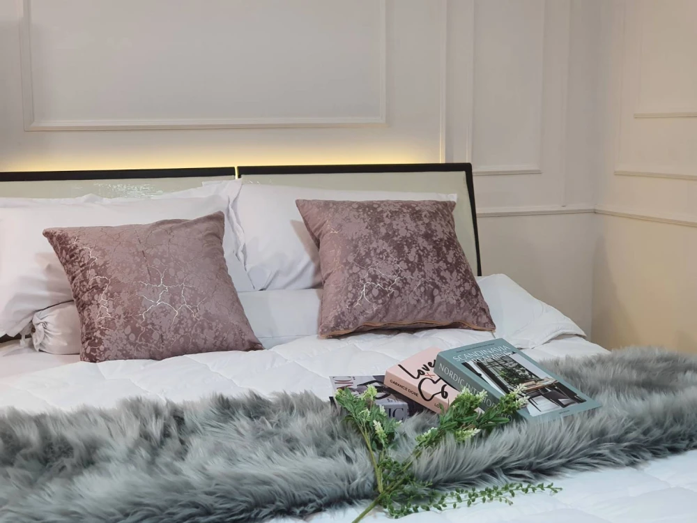 For sale: IRIS Avenue On Nut - Wongwaen, has a balcony, lots of wind flowing in, fully furnished, making the room warm, comfortable, and very homey. B
