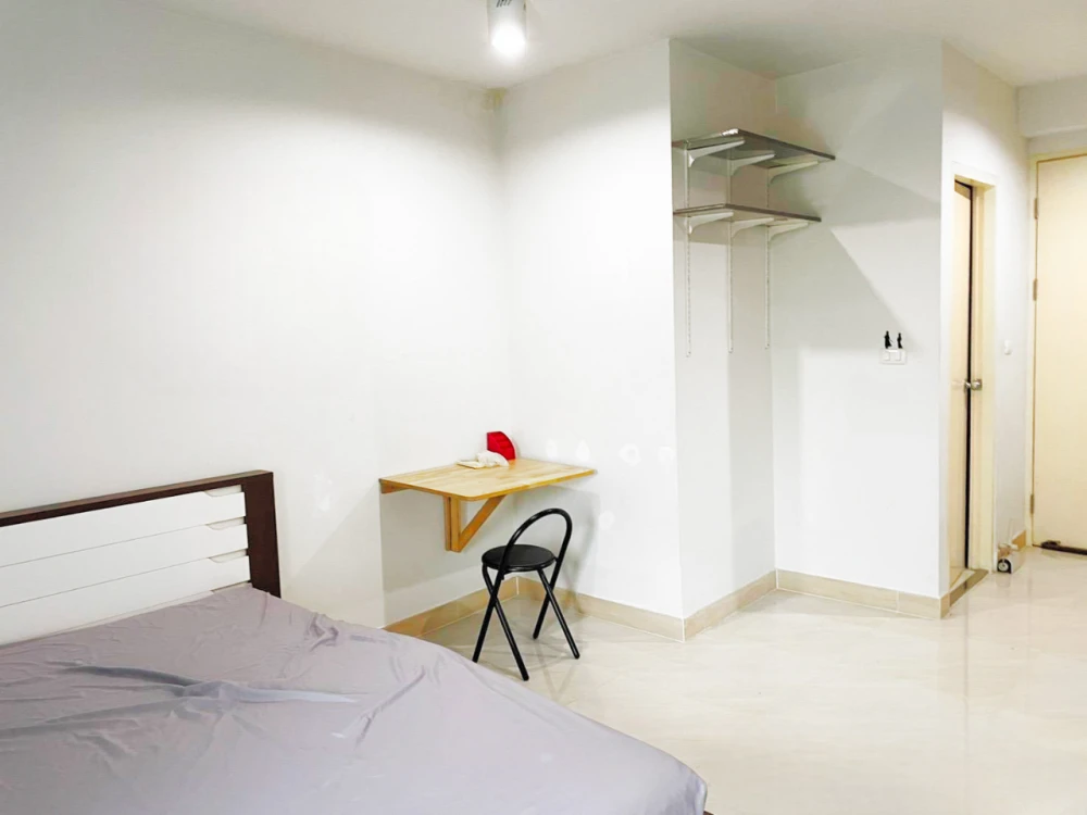 For sale: IRIS Avenue On Nut - Wongwaen, Building 1, 2nd floor, granite tiled floor, all furniture included. Reserve now and you won't be disappointed