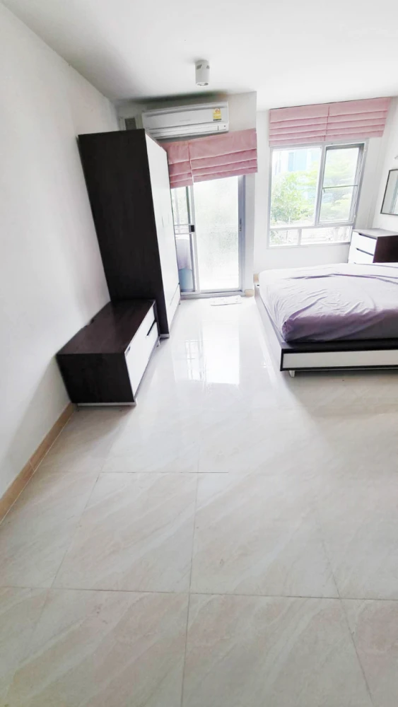 For sale: IRIS Avenue On Nut - Wongwaen, Building 1, 2nd floor, granite tiled floor, all furniture included. Reserve now and you won't be disappointed