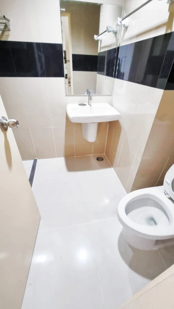For sale: IRIS Avenue On Nut - Wongwaen, Building 1, 2nd floor, granite tiled floor, all furniture included. Reserve now and you won't be disappointed