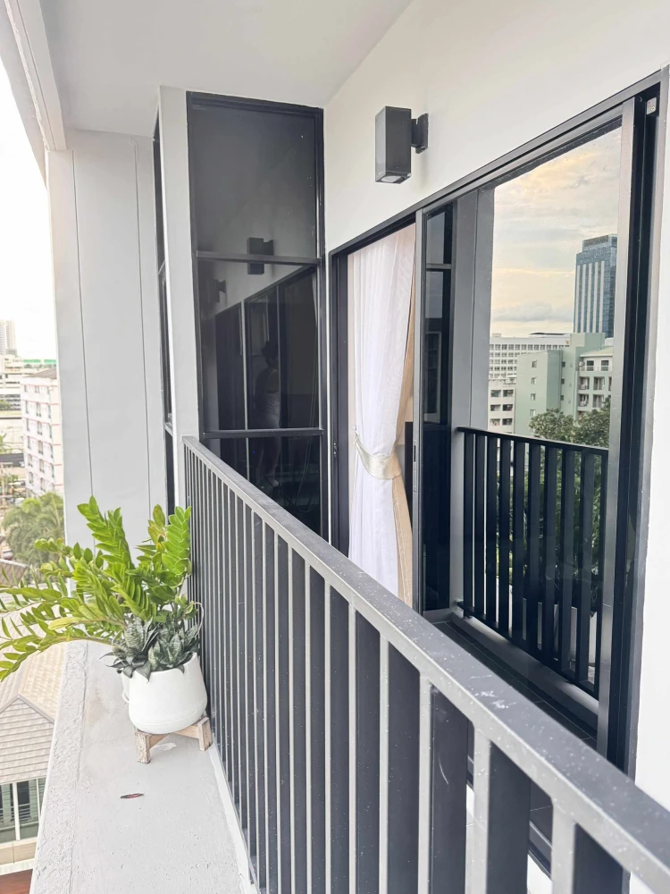 For sale: Ivory Ratchada 32, 8th floor, beautiful view, no buildings blocking, has a long balcony (from bedroom to living room), interested, reserve n